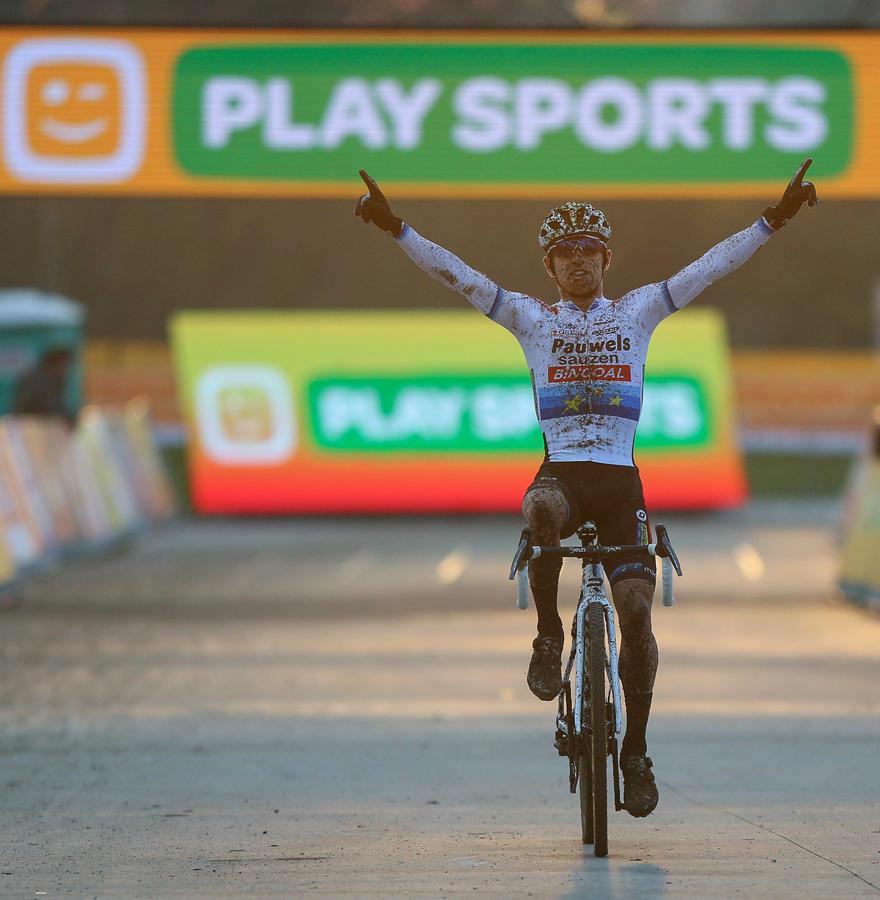 Feest voor Pauwels Sauzen - Bingoal op De Schorre in Boom: Iserbyt wint voor Vanthourenhout