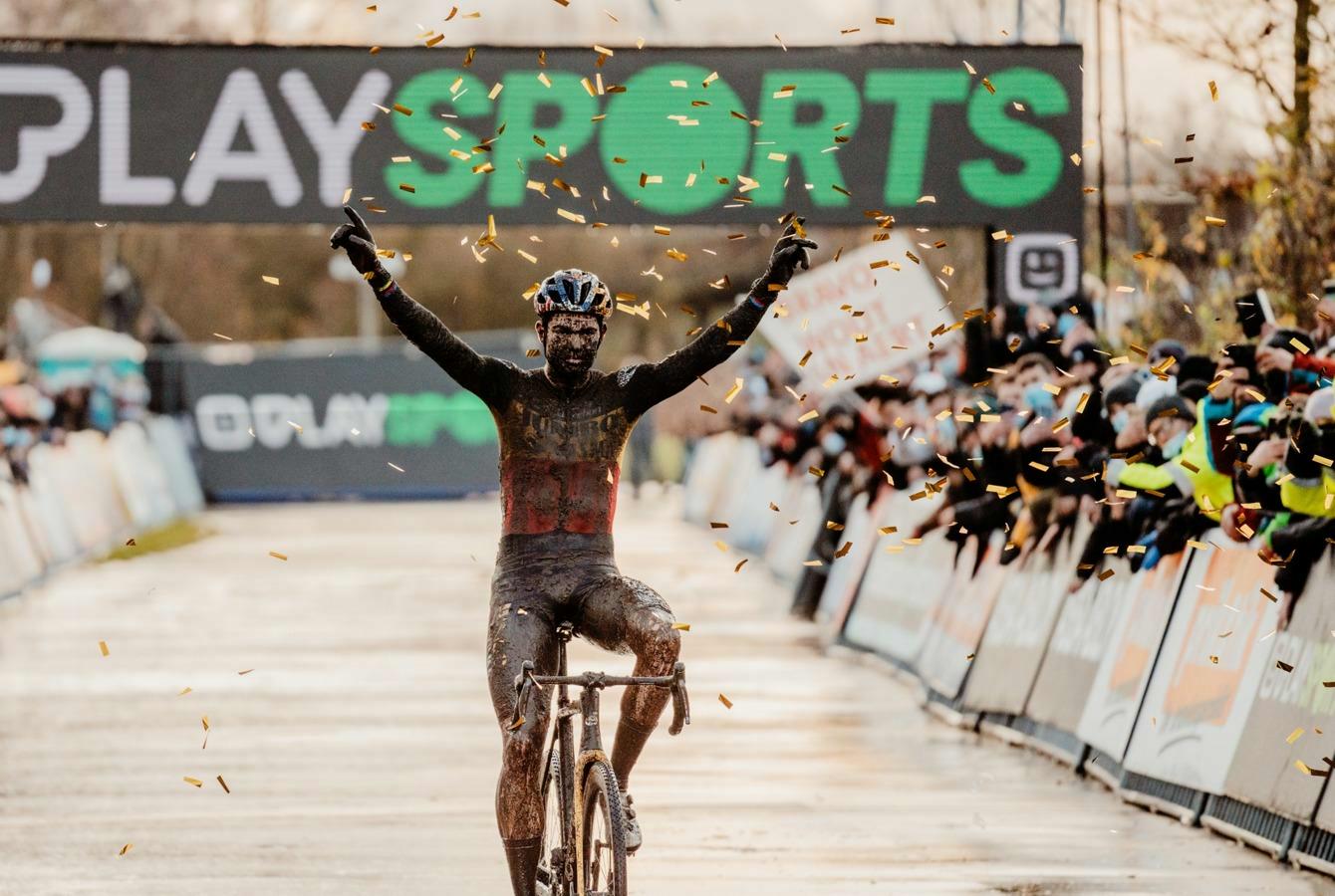 Van Aert demonstreert bij rentree in Boom