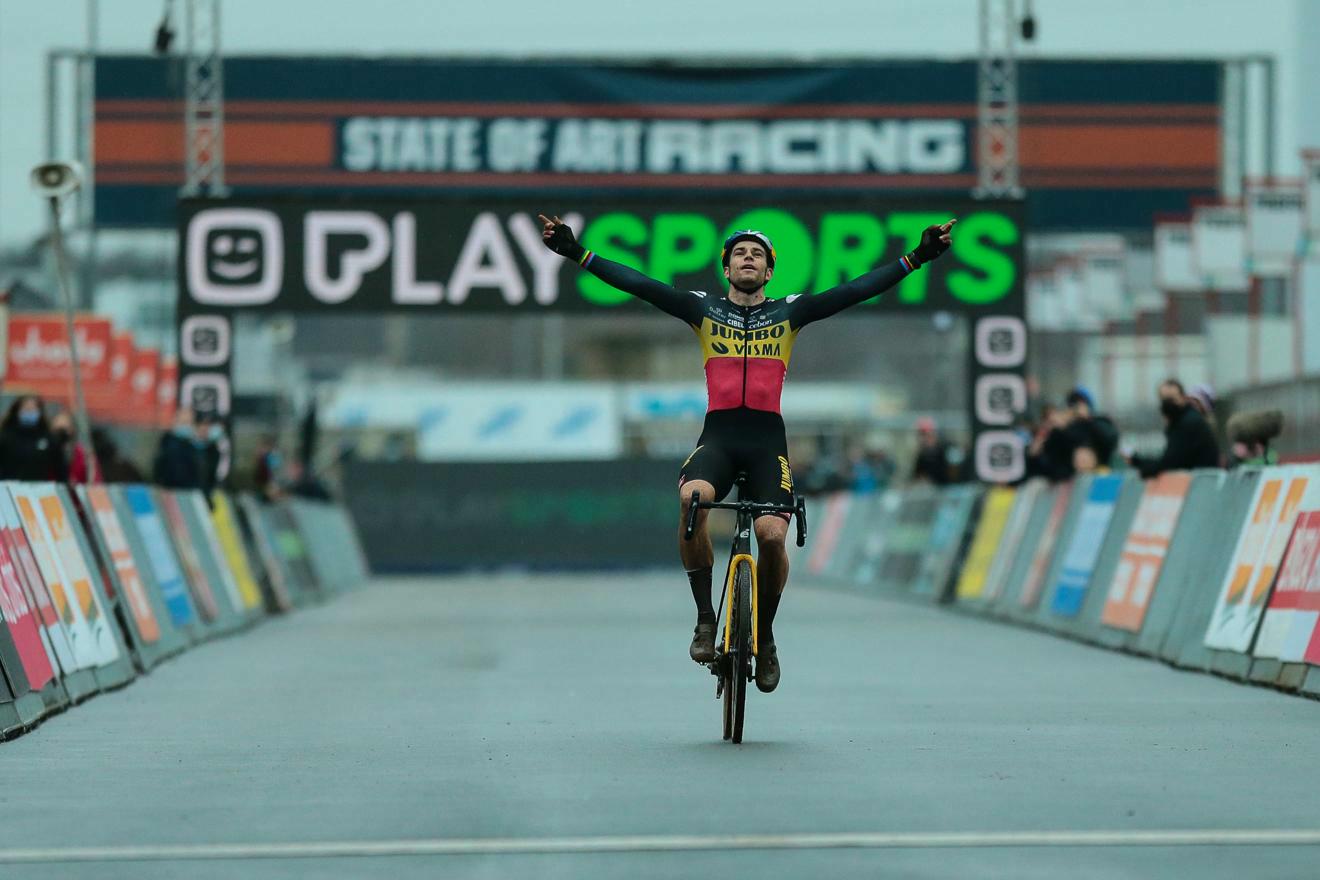 Van Aert geeft onemanshow in Heusden-Zolder