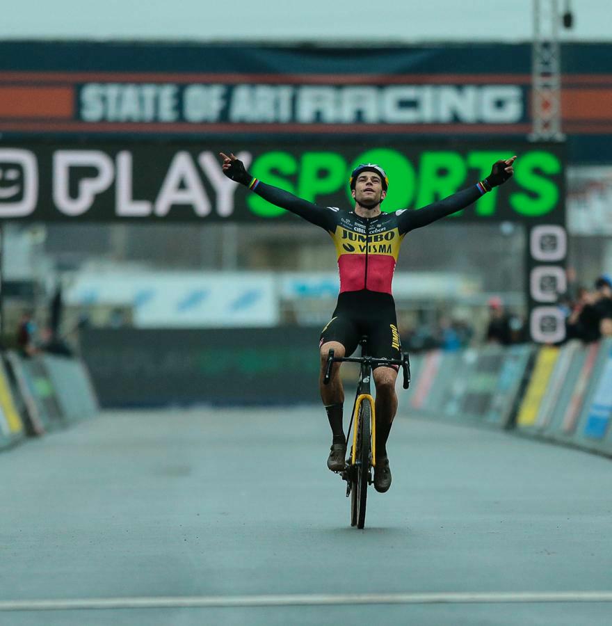 Van Aert geeft onemanshow in Heusden-Zolder