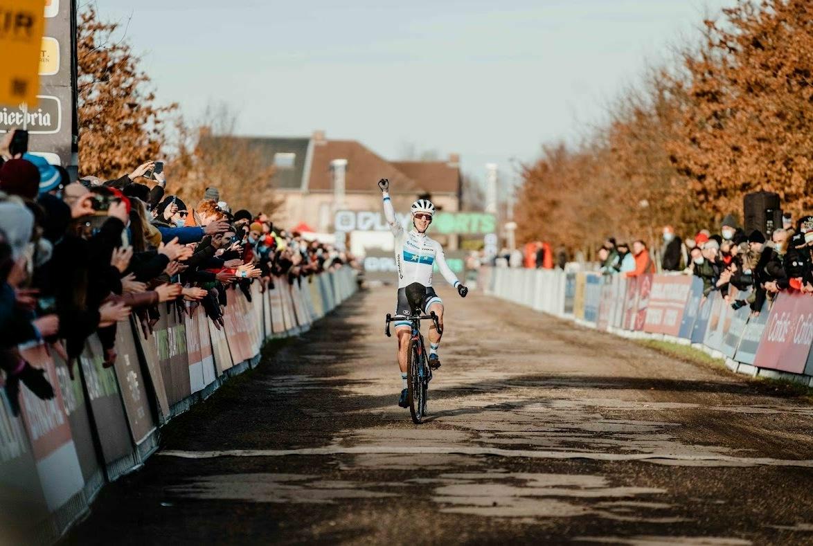 Van der Haar snelt naar zege in de slotmanche