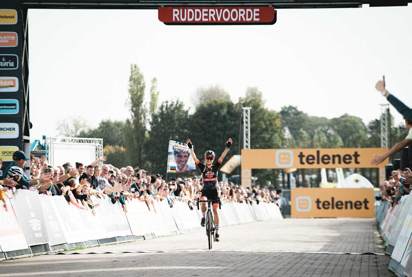 Betsema snelt naar solo overwinning in Ruddervoorde