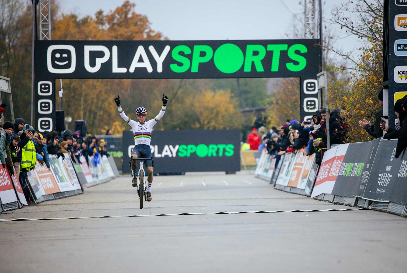 Wereldkampioen Pidcock rijdt solo naar winst in Boom