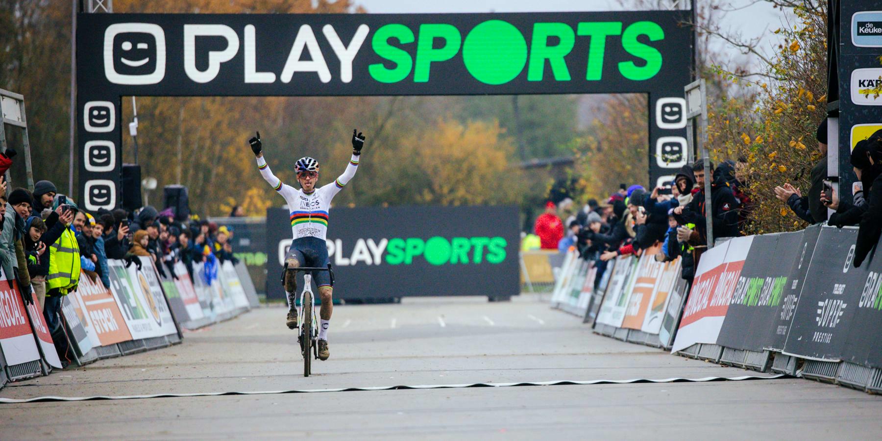 Wereldkampioen Pidcock rijdt solo naar winst in Boom