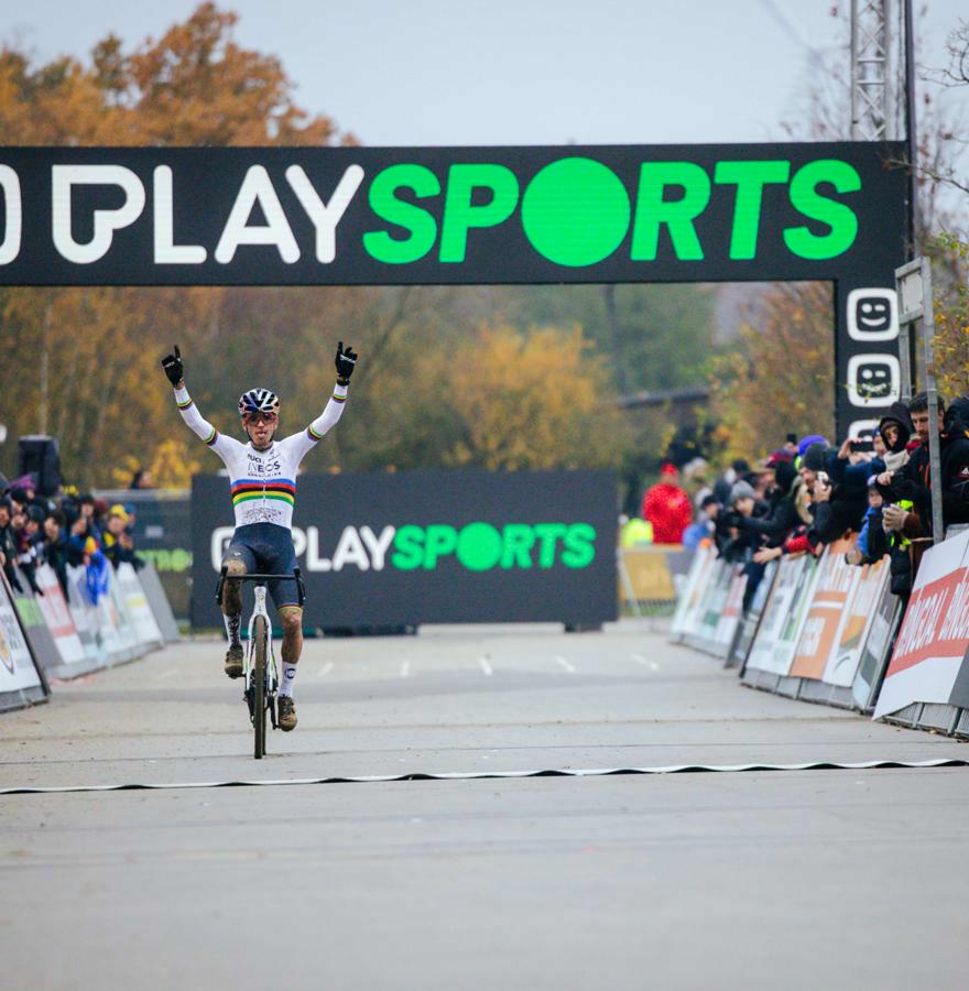 Wereldkampioen Pidcock rijdt solo naar winst in Boom