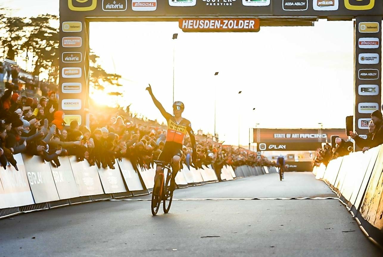 Van Aert vloert Van der Poel in de sprint in Heusden-Zolder