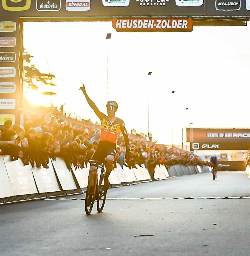 Van Aert vloert Van der Poel in de sprint in Heusden-Zolder