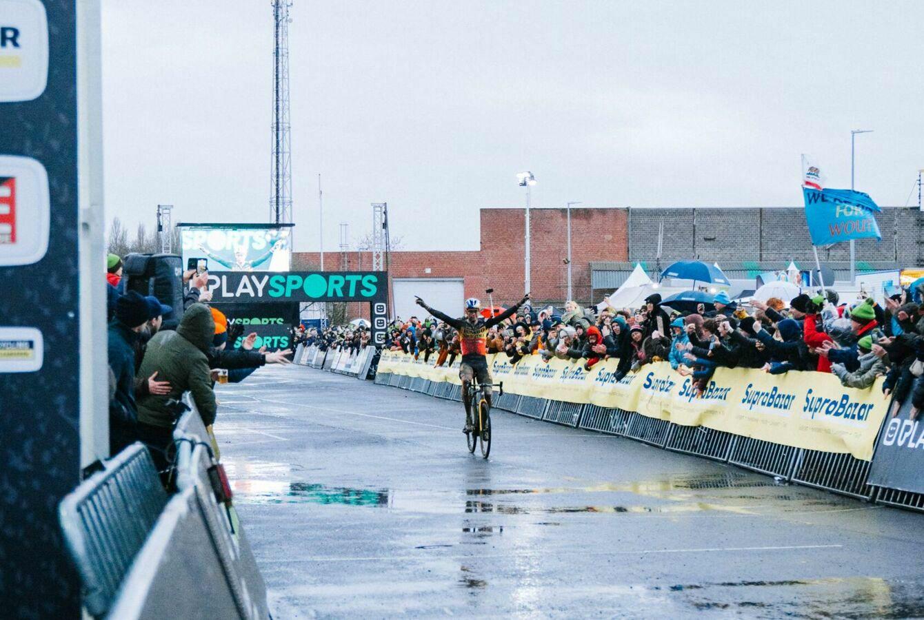 Drie op een rij voor Van Aert in de Telenet Superprestige