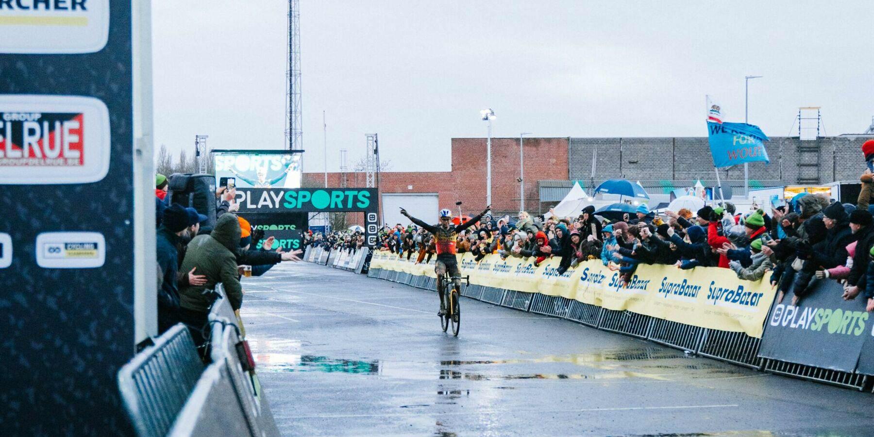 Drie op een rij voor Van Aert in de Telenet Superprestige