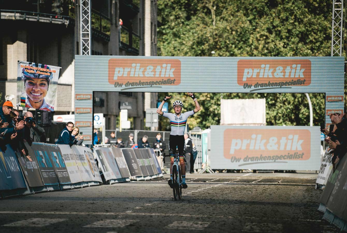 Fenomenale van Empel soleert naar overwinning in Overijse