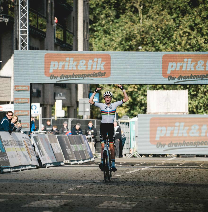 Fenomenale van Empel soleert naar overwinning in Overijse