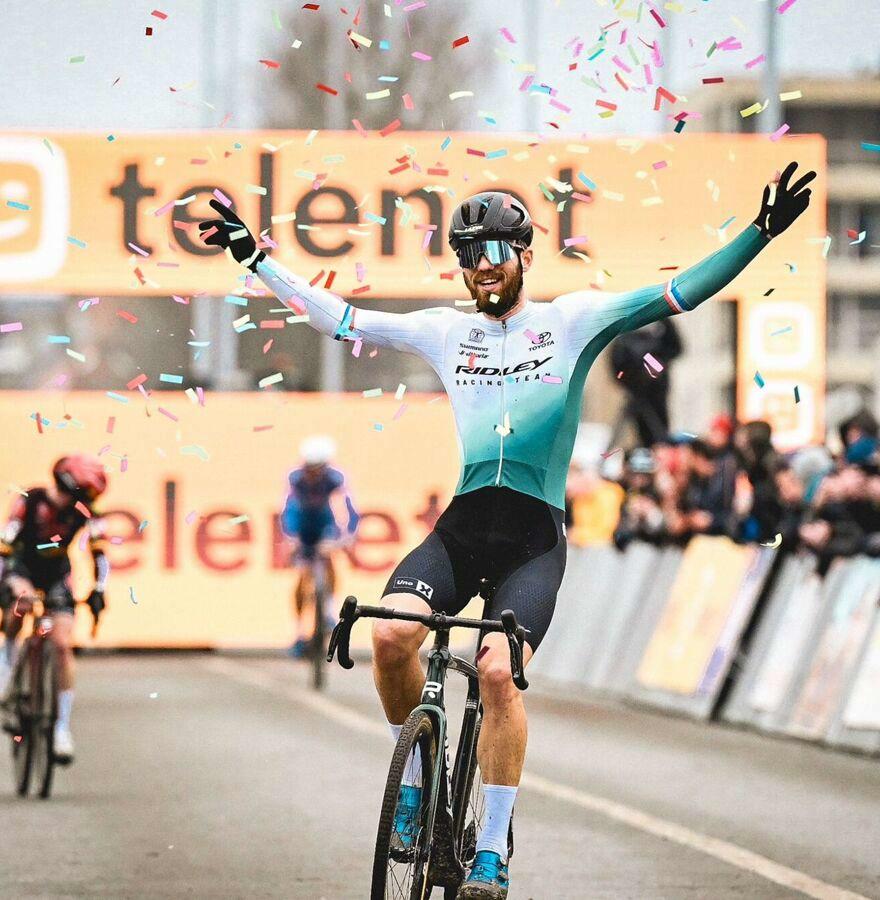 Joris Nieuwenhuis wint de slotmanche van de Superprestige, Vandeputte verzilvert eindklassement