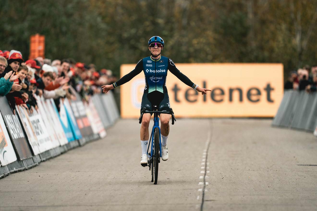 Brand domine à Niel