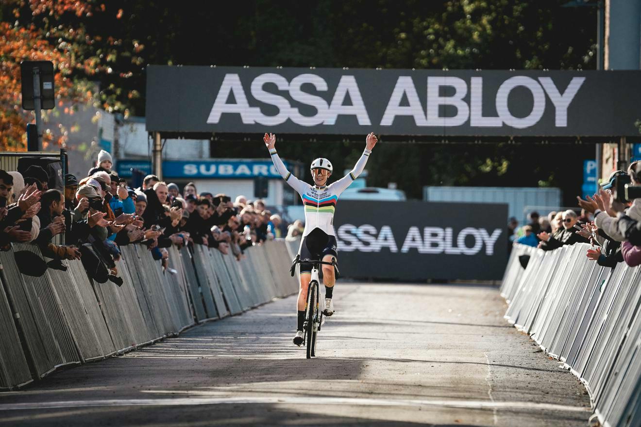Lucinda Brand solos to victory in the opening round of the Telenet Superprestige