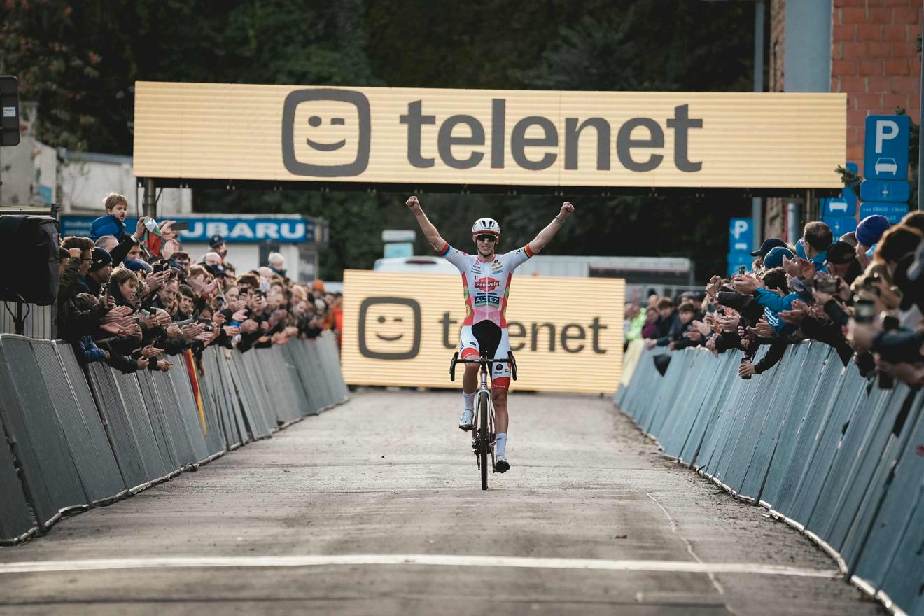Vanthourenhout dominates the opening round of the Telenet Superprestige in Overijse