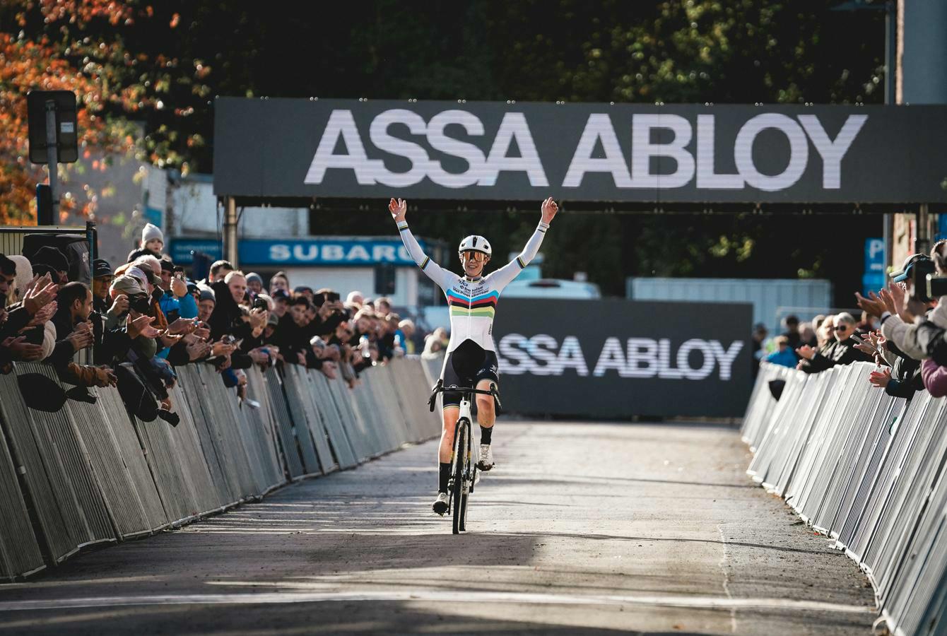 Lucinda Brand soleert in de openingsmanche van de Telenet Superprestige