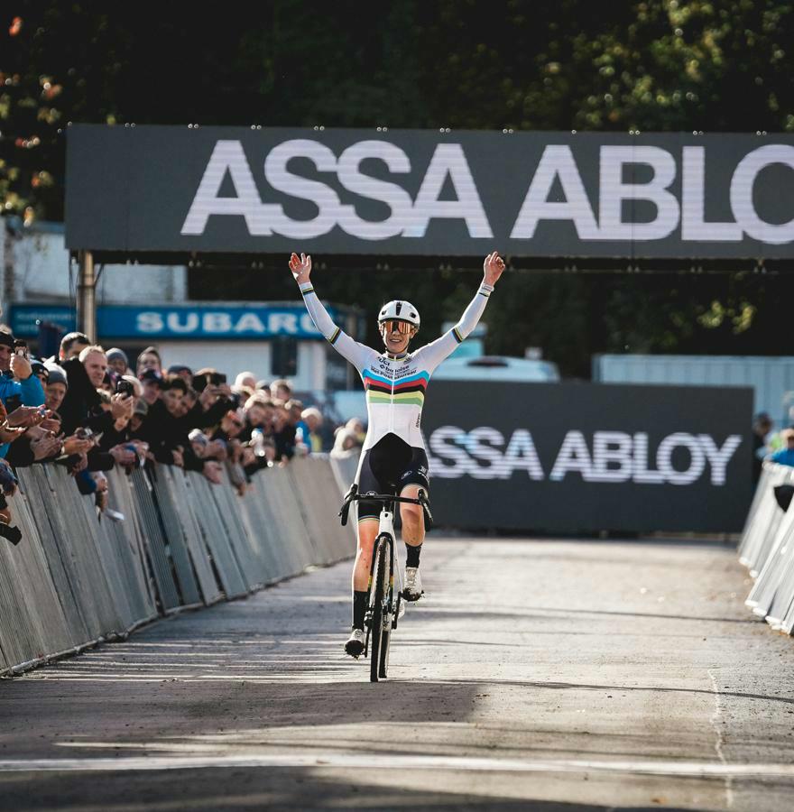 Lucinda Brand soleert in de openingsmanche van de Telenet Superprestige